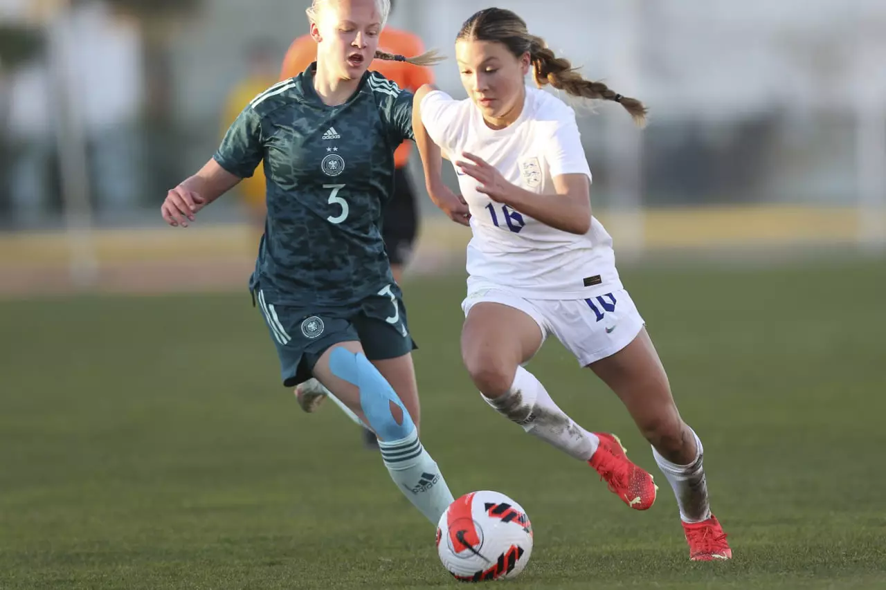 Djaoui Cissé milieu central Stade Rennais portant le maillot rouge noir Ligue 1