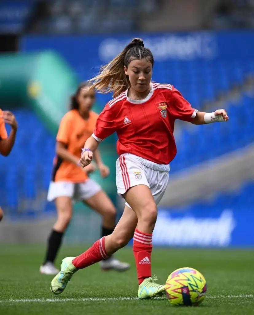 Djaoui Cissé récupérant un ballon en duel lors d'un match de Ligue 1 2026