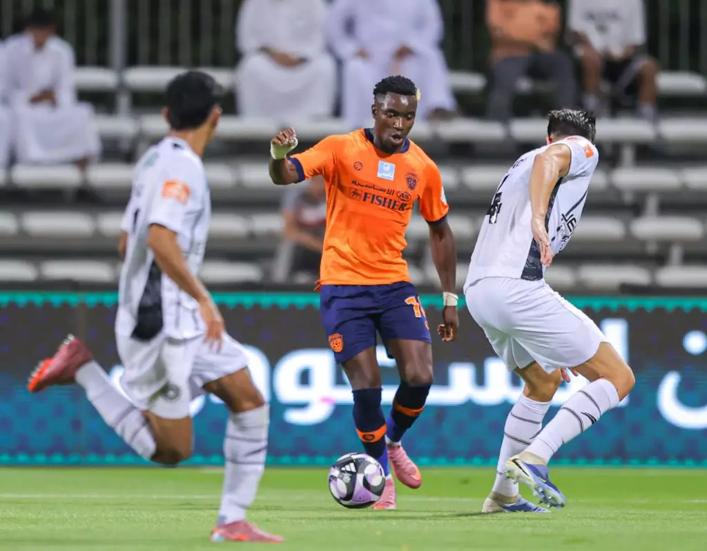 Fashion Sakala attaquant zambien Al Fayha Saudi Pro League action balle 2026