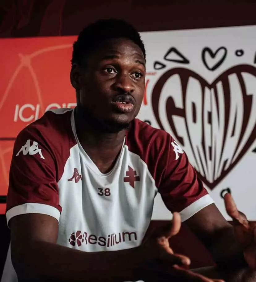 Lamine Camara en plein duel de récupération sous le maillot de l'AS Monaco lors d'un match de Ligue 1