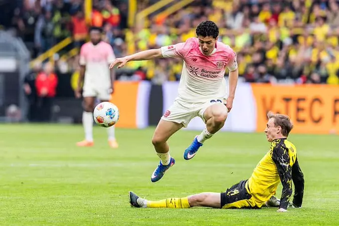 Ibrahim Maza célébrant un but sous les couleurs de l'équipe nationale algérienne lors d'un match officiel