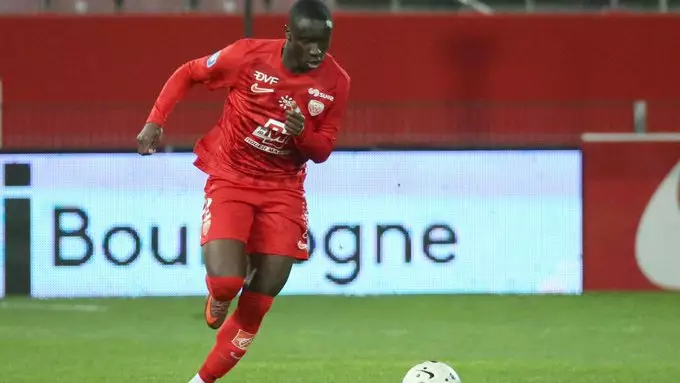 Le FC Lorient cible Ismail Diallo (Dijon FCO), libre en juin, pour remplacer Yongwa. Schalke, Cologne aussi sur le dossier. Analyse sur African-Football.com.