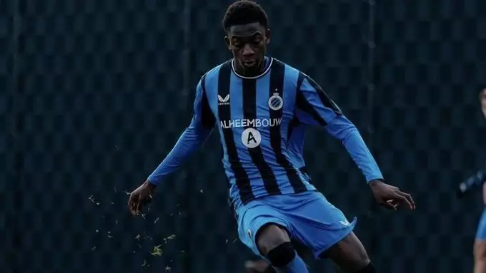 Jesse Bisiwu portant le maillot de la sélection belge U19 lors d'un match international