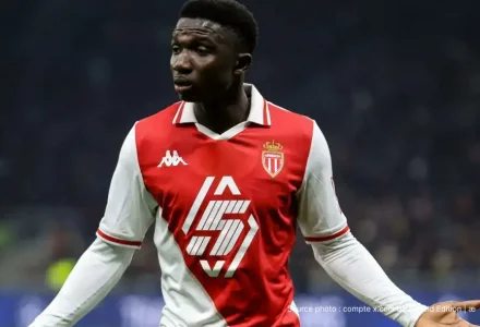 Arne Slot entraîneur de Liverpool FC souriant lors d'une conférence de presse à Anfield en 2026