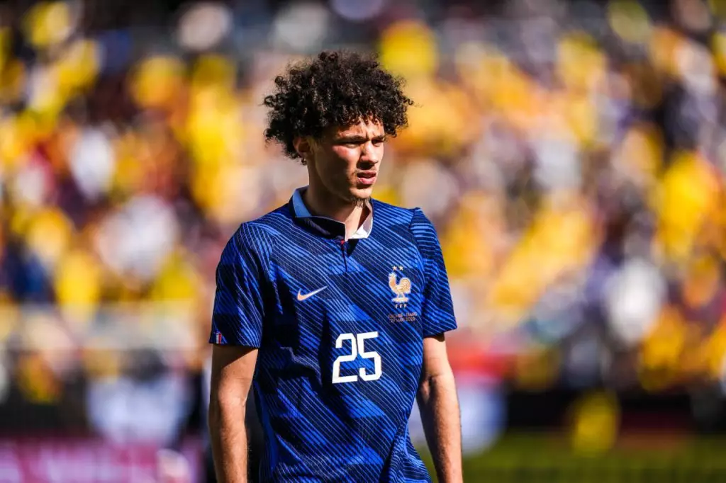 Logo Arsenal Emirates Stadium fond rouge blanc Premier League mercato