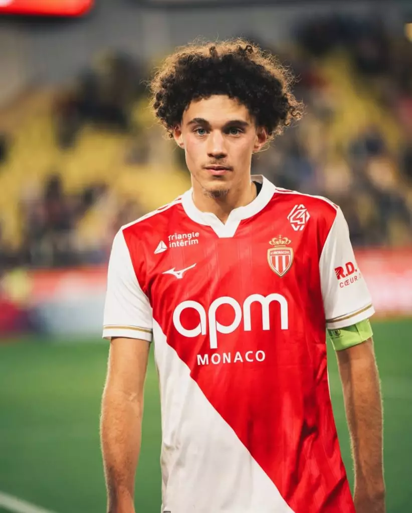 Maghnes Akliouche milieu offensif AS Monaco dribblant en Ligue 1 2026