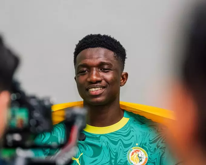 Arne Slot entraîneur de Liverpool FC souriant lors d'une conférence de presse à Anfield en 2026