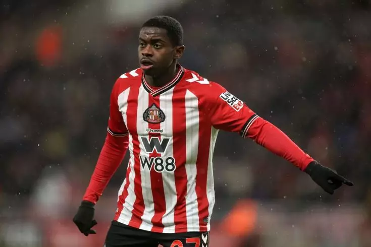 Sadiki portant le maillot rouge blanc de Sunderland Stadium of Light 2026