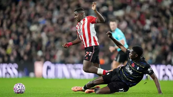Noah Sadiki milieu central Sunderland AFC duel Premier League 2026 maillot rouge