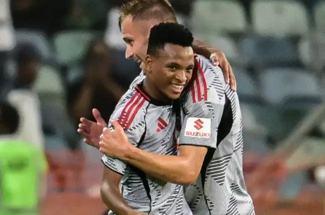 De Jong encense Mofokeng avant le choc Pirates-Chiefs. Découvrez ses déclarations exclusives et l'analyse du derby sur African-Football.com.