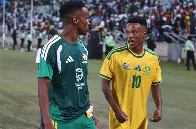 De Jong encense Mofokeng avant le choc Pirates-Chiefs. Découvrez ses déclarations exclusives et l'analyse du derby sur African-Football.com.