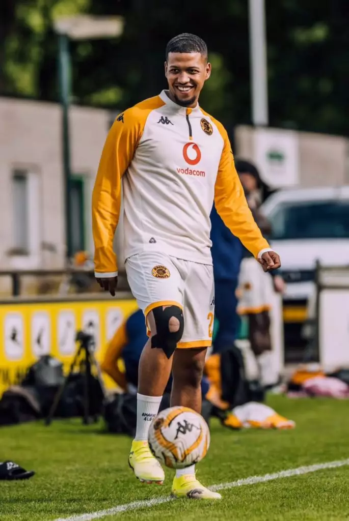 Rushwin Dortley maillot or noir Kaizer Chiefs Naturena entraînement genou 2026