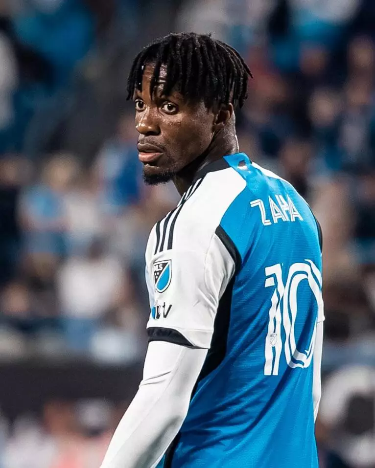 Wilfried Zaha attaquant Charlotte FC dribblant en MLS 2026 maillot rose blanc