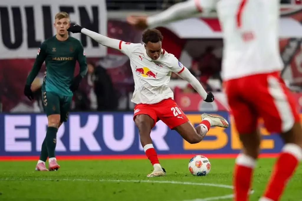 Assan Ouédraogo milieu central du RB Leipzig en action en Bundesliga saison 2025-2026
