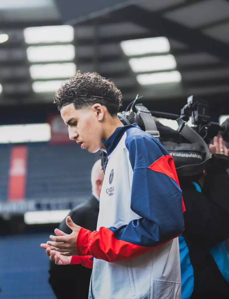 Aymen Assab Monaco PSG : refuse contrat stagiaire suit modèle Ben Seghir 32M€ Leverkusen 2026