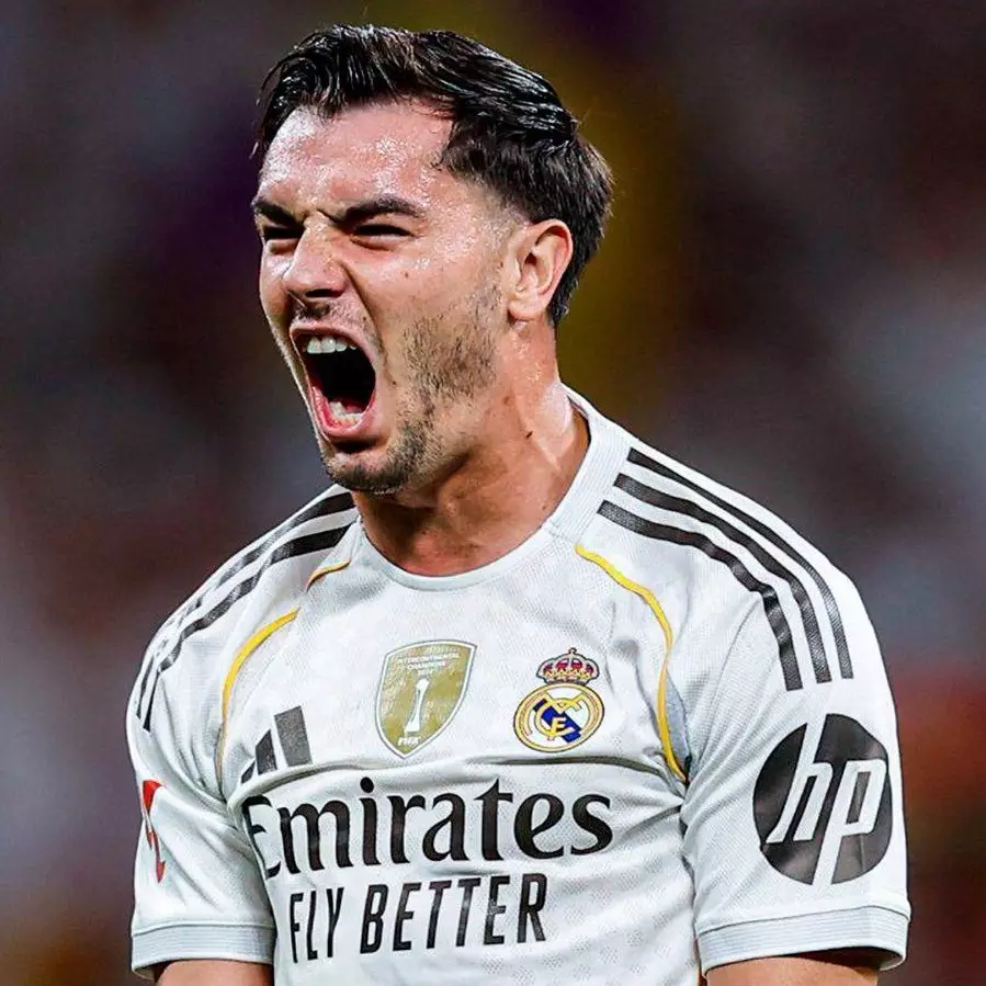 Brahim Diaz dribble un défenseur sous le maillot blanc du Real Madrid au Santiago Bernabéu
