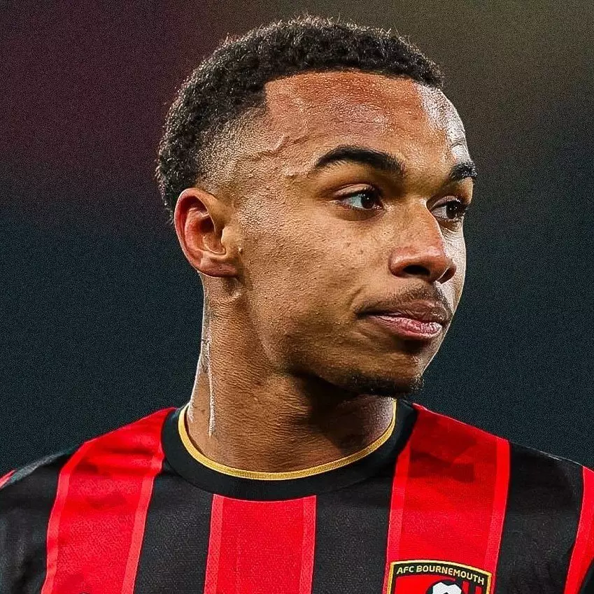 Eli Junior Kroupi célébrant un but sous le maillot de Bournemouth en Premier League
