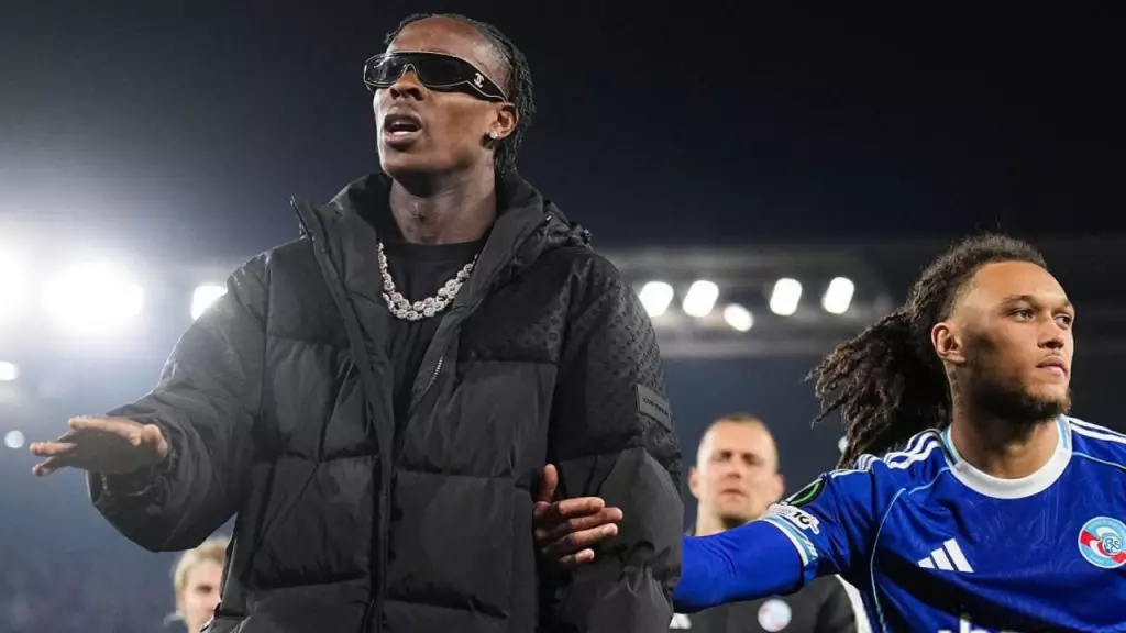 Emanuel Emegha capitaine de Strasbourg face aux ultras après l'élimination en Conference League contre Rayo Vallecano avant son transfert Chelsea été 2026
