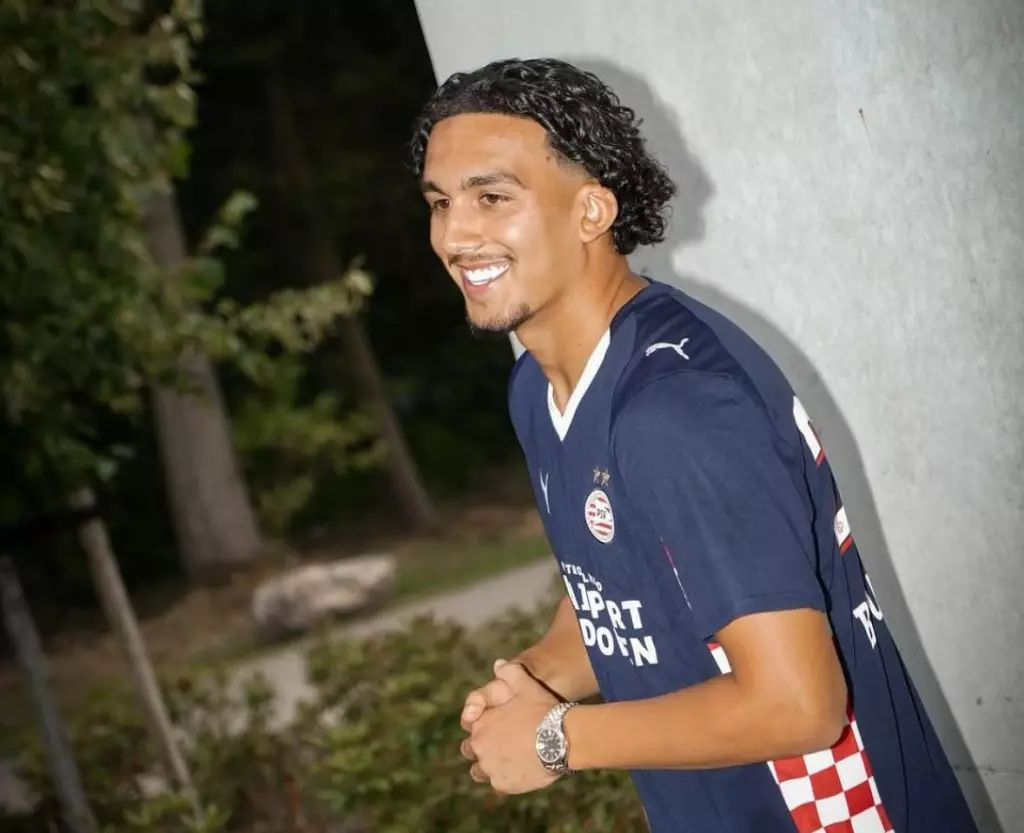 Emanuel Emegha capitaine RC Strasbourg face aux ultras de la Meinau après élimination Conference League Rayo Vallecano mai 2026 avant transfert Chelsea
