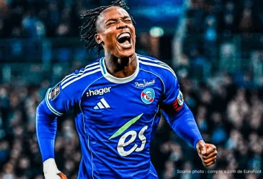 Emanuel Emegha attaquant Strasbourg futur Chelsea 2026 au Princess Meinau Stadium Alsace — blessé absent demi-finale Conference League contre Rayo Vallecano