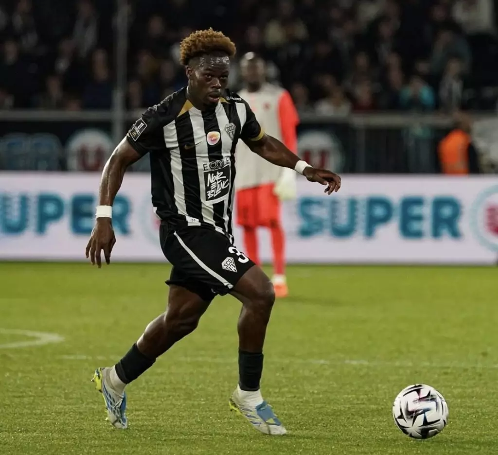 Jacques Ekomié latéral gauche gabonais d'Angers SCO ciblé par Strasbourg Villarreal et clubs anglais mercato 2026