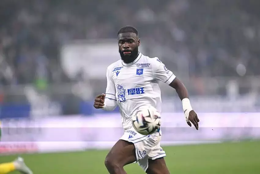 Lassine Sinayoko attaquant malien de l'AJ Auxerre en action en Ligue 1 saison 2025-2026

