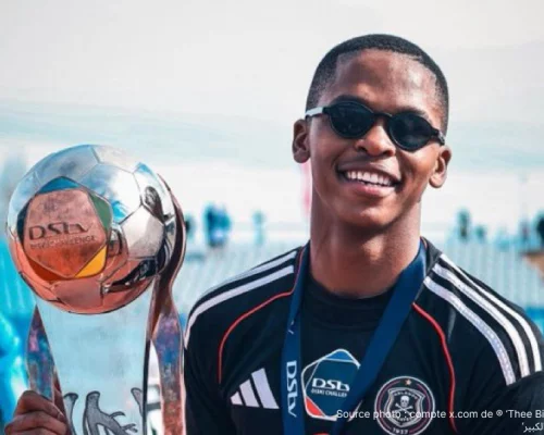 Mpho Padime Phopho jeune milieu de 18 ans d'Orlando Pirates célèbre le titre DStv Diski Challenge au Dobsonville Stadium 9 mai 2026