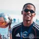 Mpho Padime Phopho jeune milieu de 18 ans d'Orlando Pirates célèbre le titre DStv Diski Challenge au Dobsonville Stadium 9 mai 2026