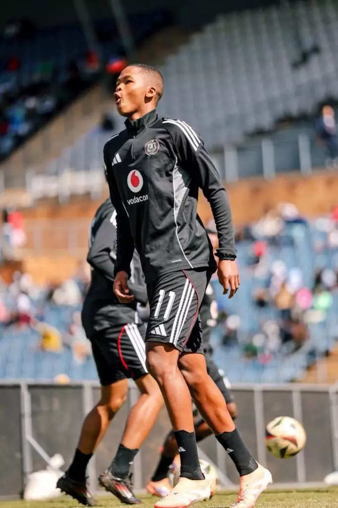 Mpho Padime Pirates milieu de 18 ans célèbre le premier titre DStv Diski Challenge au Dobsonville Stadium Soweto 9 mai 2026
